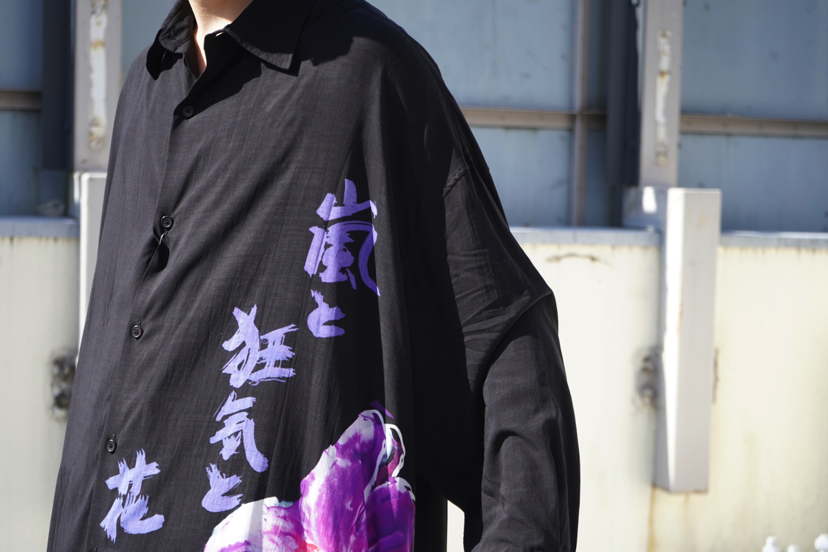 YOHJI YAMAMOTO “嵐と狂気と花一輪” Print Shirt | HUES 福岡セレクト ...