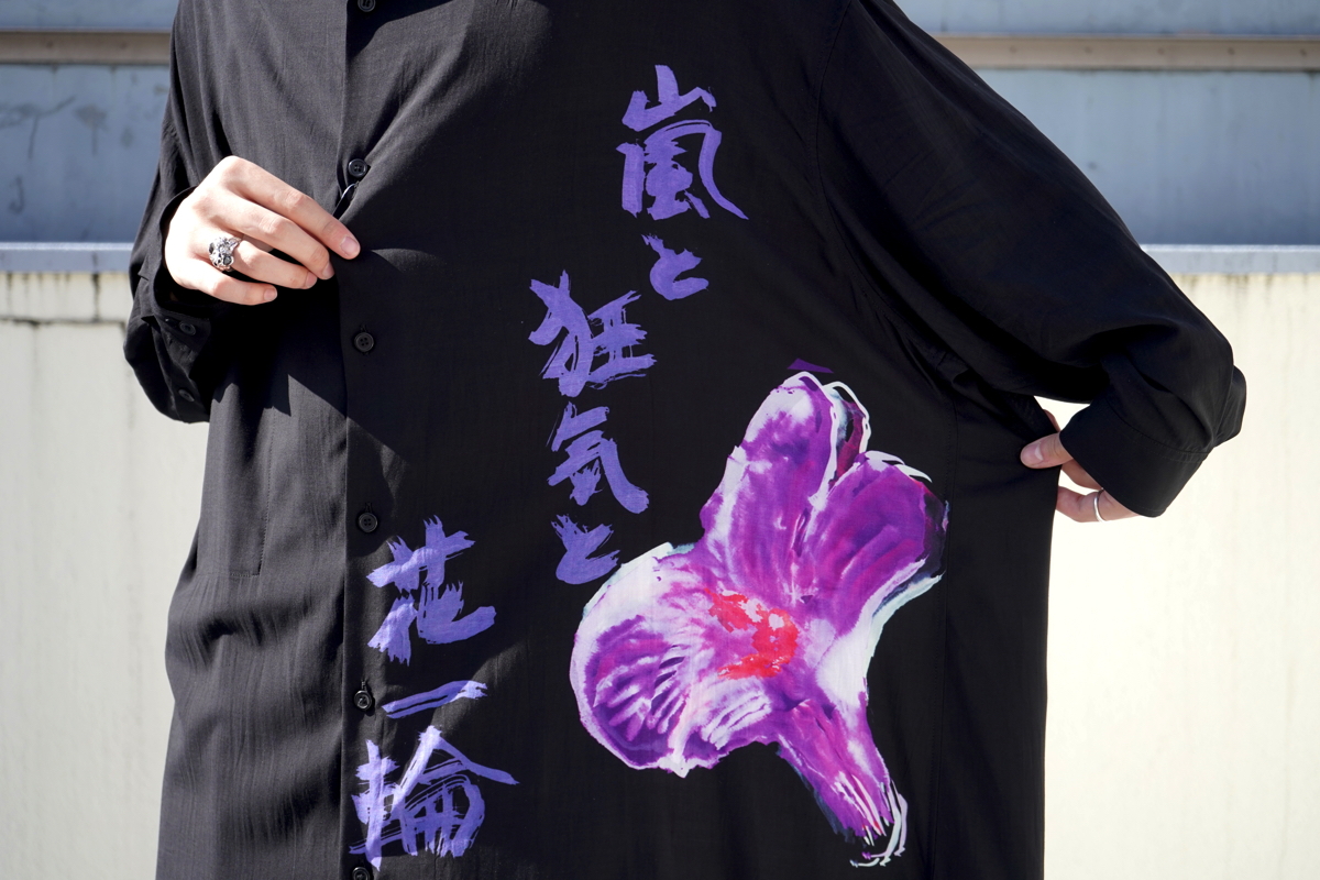 YOHJI YAMAMOTO “嵐と狂気と花一輪” Print Shirt | HUES 福岡セレクト ...
