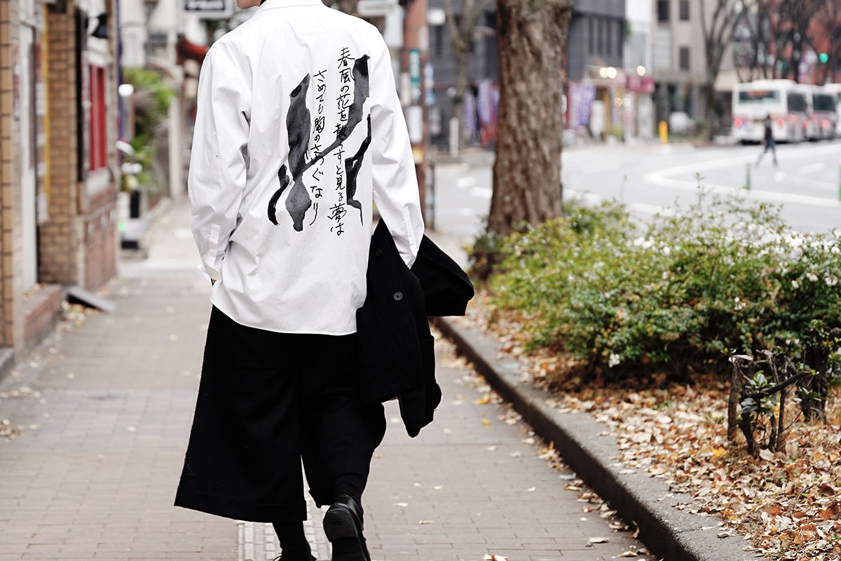 YOHJI YAMAMOTO Back Print Long Tab Shirt | HUES 福岡セレクトショップ